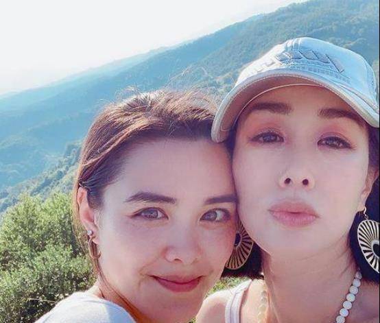 钟丽缇漂亮成功,弹力裤加马甲,年轻了十一岁,感觉和老公一样大