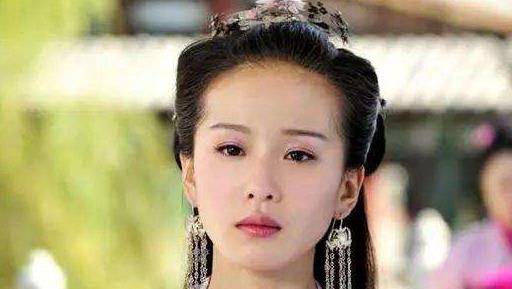 古装紫衣女子:紫萱冷艳脱俗,殷素素雷厉风行,她颜值不