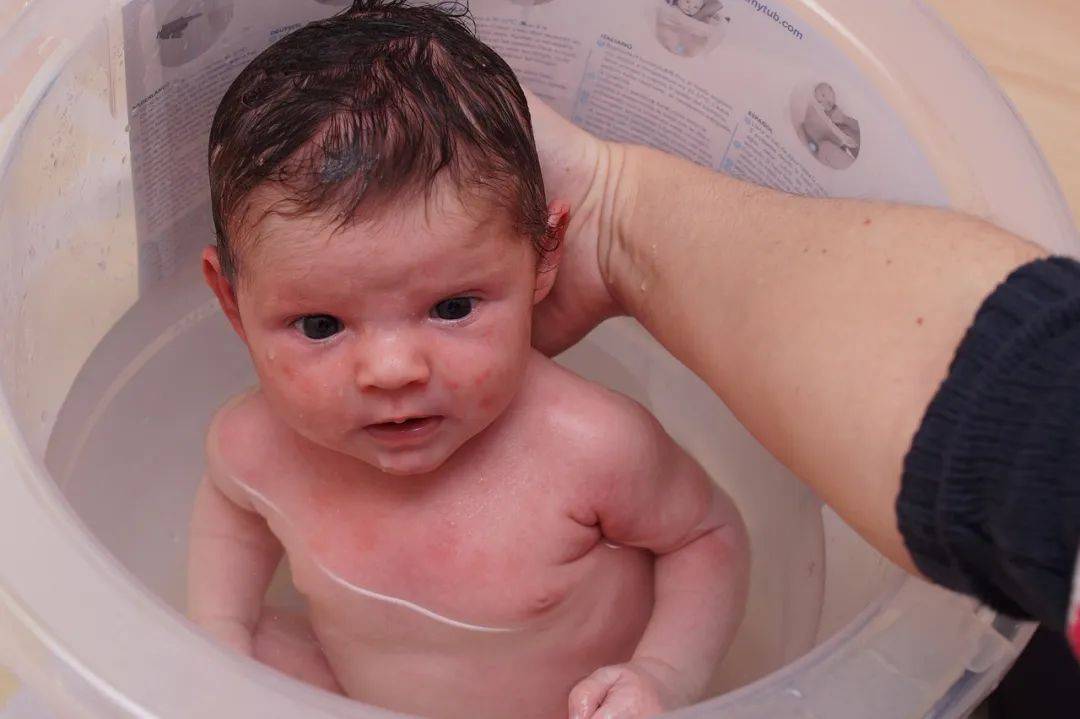 新生婴儿如何洗澡？请记住这些事项！_用品_肚脐_宝贝