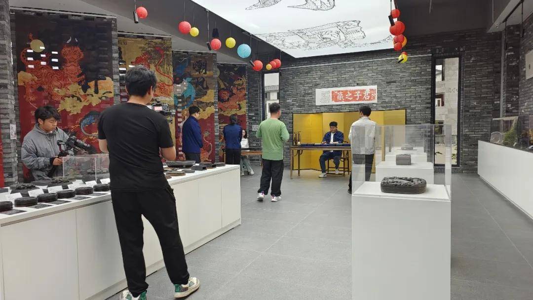 全景一哥和妞妞,白日梦想家等网络达人及骑行团来到易砚博物馆与易水