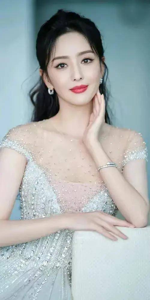 身材饱满十分火辣!佟丽娅从头美到脚的女人,越来越性感