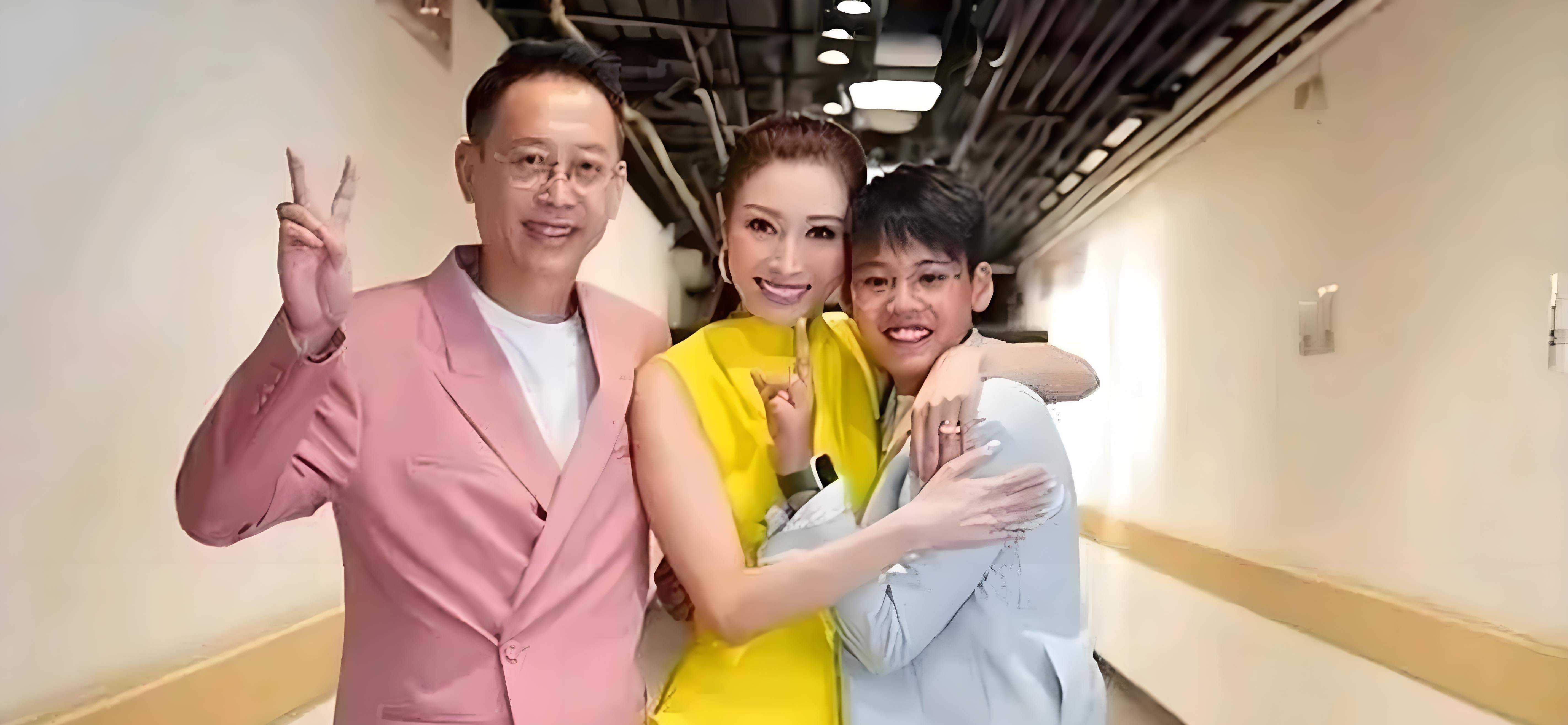 李嘉欣高调晒许晋亨弯腰替她穿鞋照片,坦言:15年了还这么爱我!