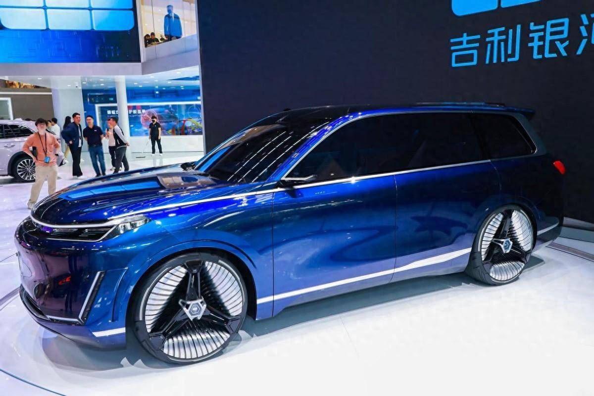 首先来说说这个展台的旗舰suv车型吧,这就是吉利汽车的全新战略概念车