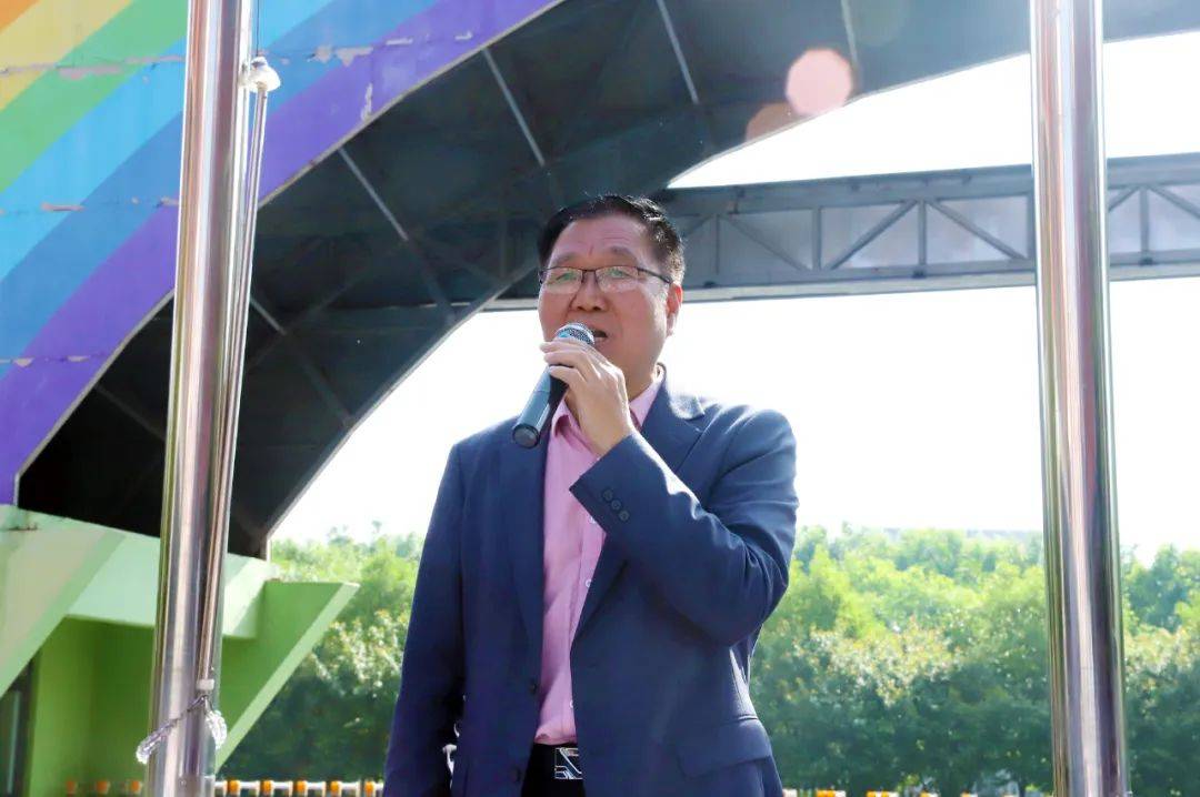 洛阳华洋学校祁宏伟校长,党支部书记,小学部谭正海校长鼓励孩子们要