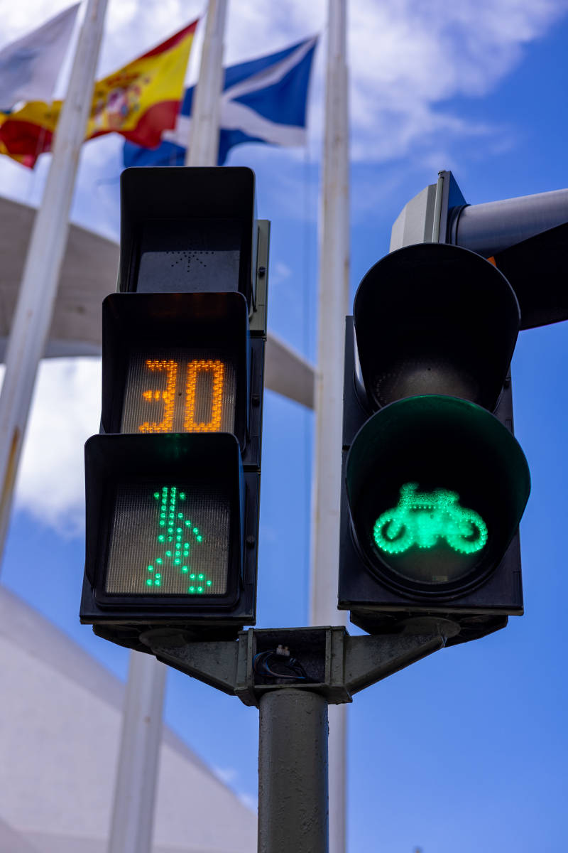 红绿灯加工厂可以直销吗?选择标准是什么?