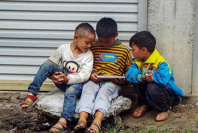 农村小学生爱上"打烟牌",我们都在争啥?上次还是手机游戏吧?