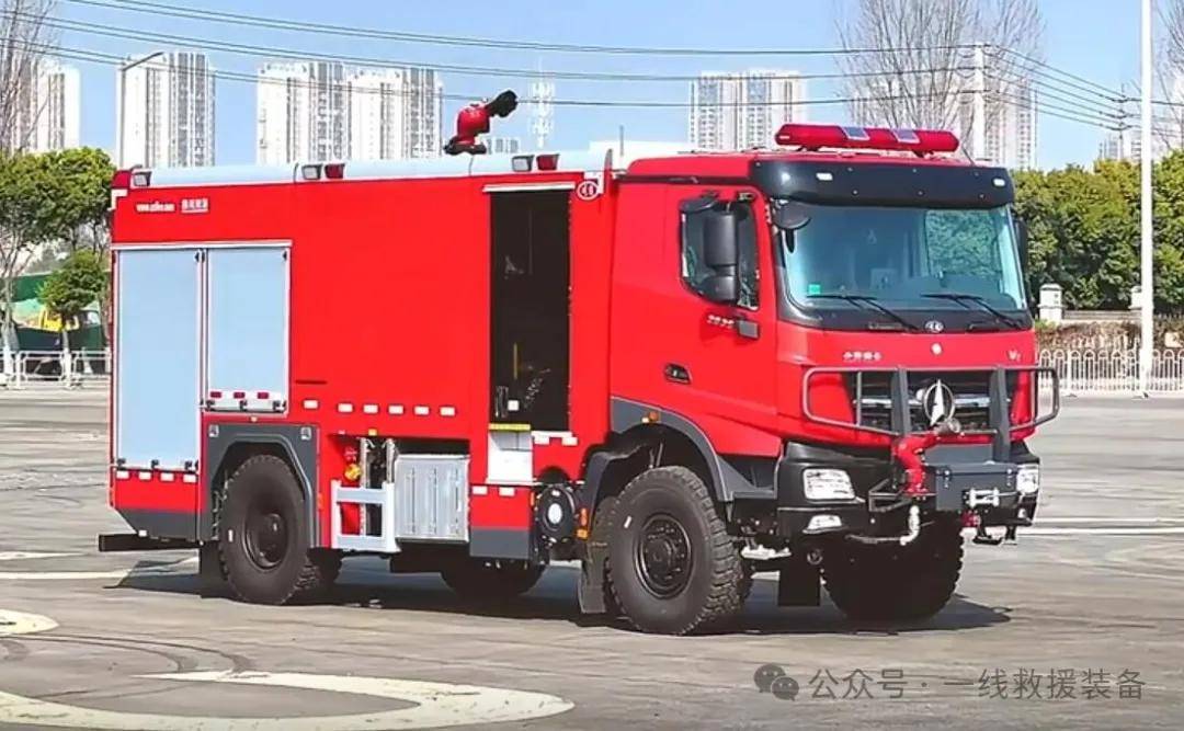 最新森林水罐消防车,北奔重卡4×4越野底盘,最大爬坡角度60%,2台消防