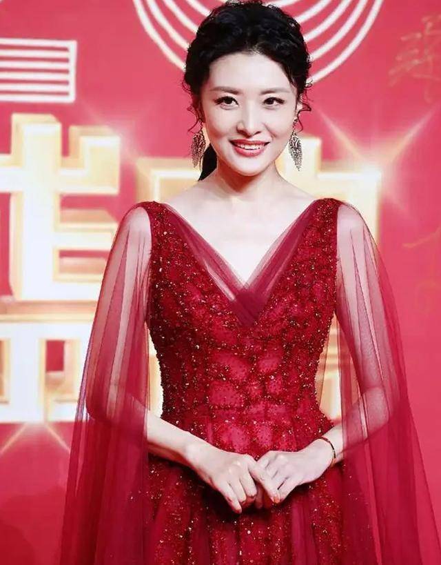 周涛:曾经的央视一姐,在事业巅峰时选择隐退,现如今过得怎样了_舞台_节目_观众