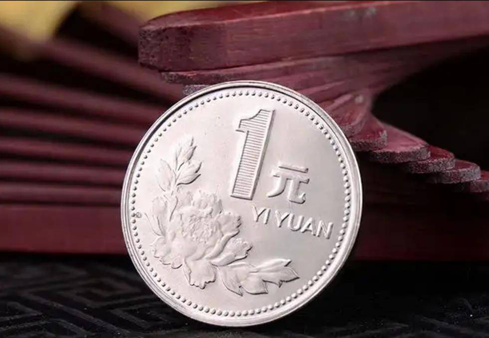 2019年大妈首次坐飞机,为保平安竟往发动机扔硬币,结果如何?