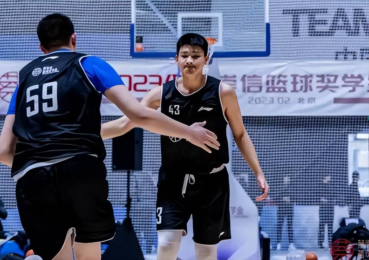 密苏里州chaminade高中的主帅是弗兰克·本内特,从2013年开始执教这支