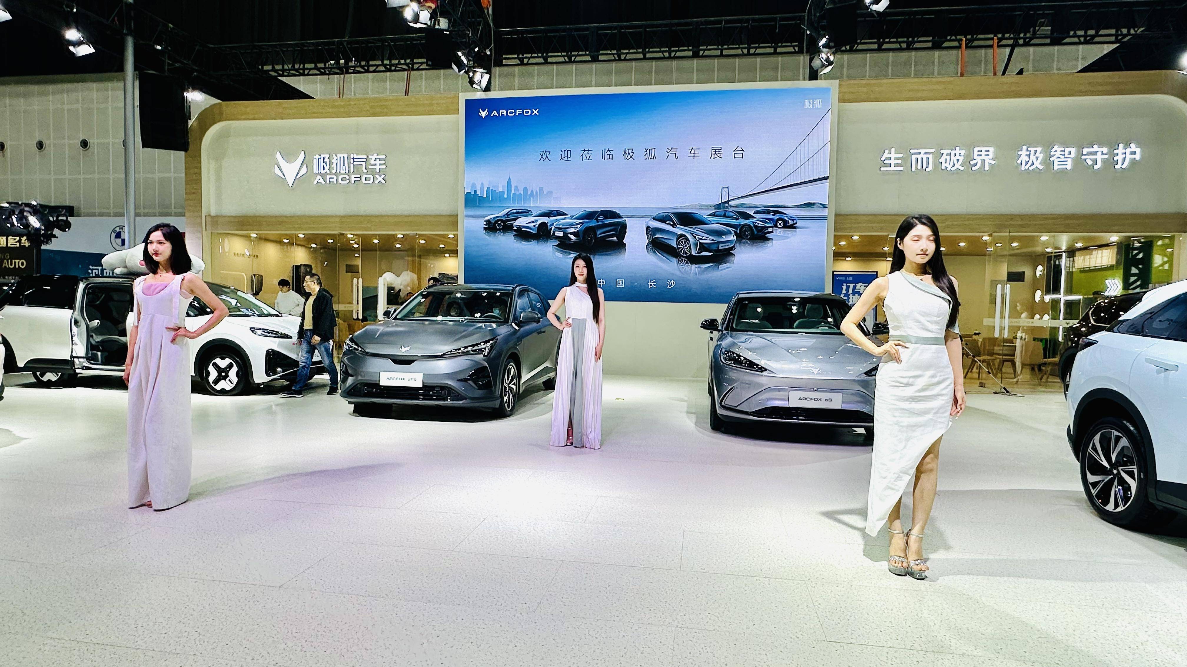 极狐是北汽集团旗下的高端新能源汽车品牌,而小米用的是北汽集团的