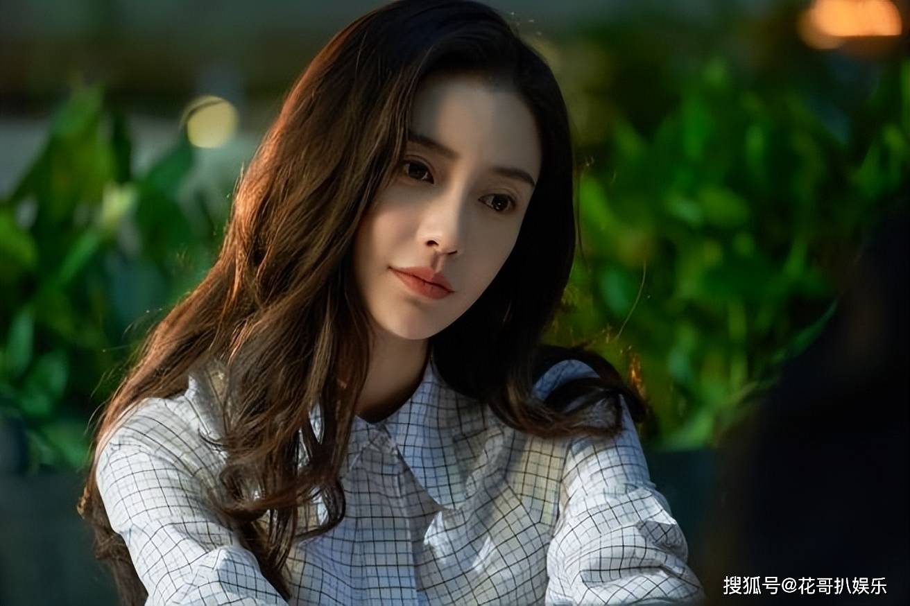 杨颖在云南普洱被偶遇，表面为冯德伦宣传新剧，实则自己出尽风头