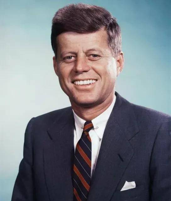 和莱温斯基有着同样的遭遇,她19岁进入白宫实习,第4天就成了总统的