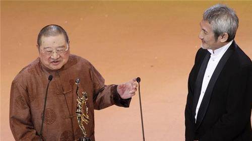 金庸出国,找倪匡代笔,于是《天龙八部》出现了这些奇怪情节