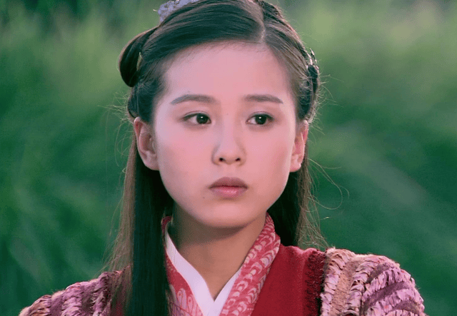 在原著里设定"因果循环",郭靖的父亲郭啸天为了保护杨过的父亲杨铁心