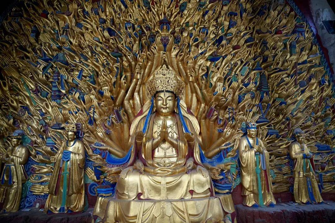 正在维修,这个深约12米的洞窟气势宏伟,内有三身佛坐像和十二圆觉菩萨