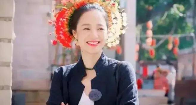 原创            赵丽颖簪花造型惊艳亮相，央视力挺背后有何玄机？-赵丽颖发饰