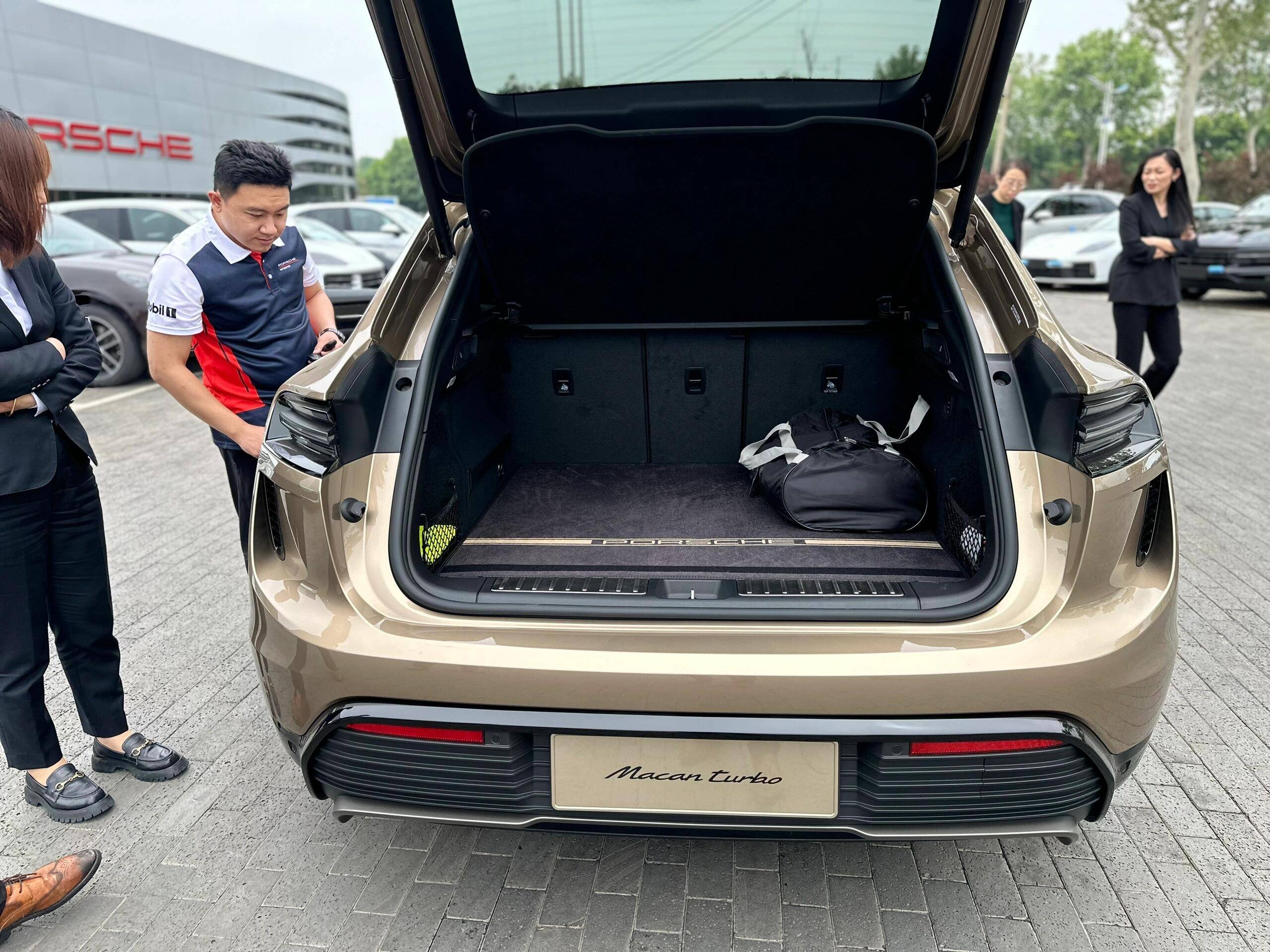 保时捷纯电macan实车到店,无框车门 电动尾翼,配639马力 800v