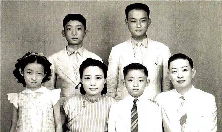 半路出道,结下矛盾梅葆玖和弟子们为发扬梅派文化呕心沥血的时候,半路