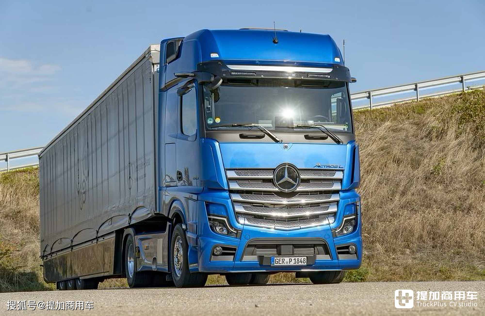 480匹马力!奔驰actrosl旗舰牵引车实拍,单人生活舱真适合国内