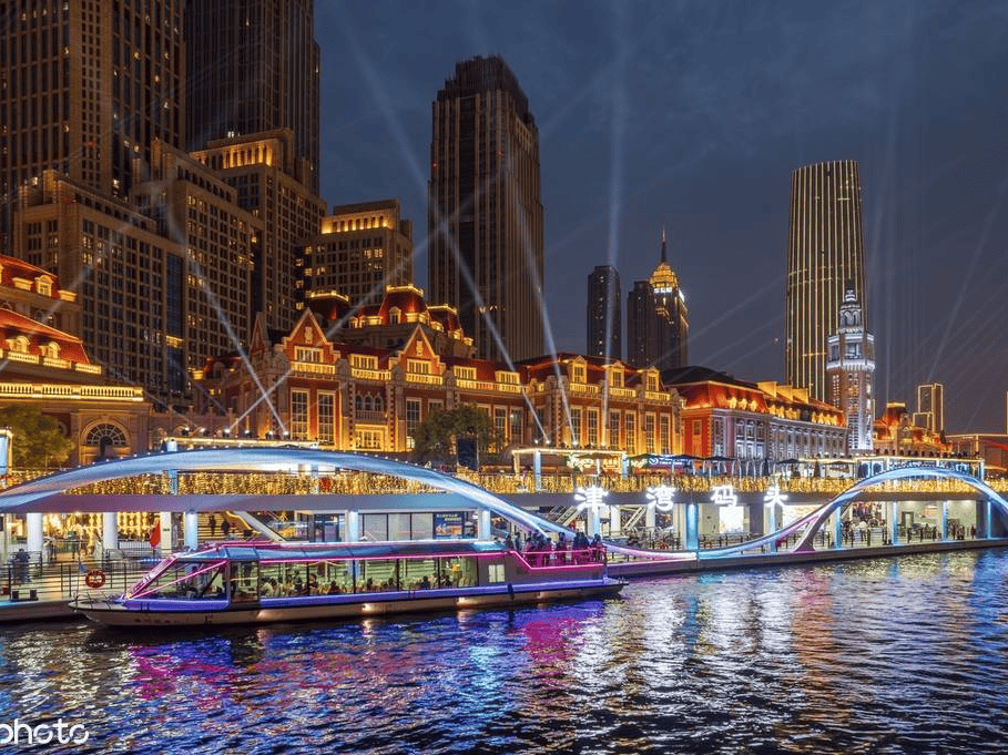 航拍天津海河津湾广场 热闹非凡