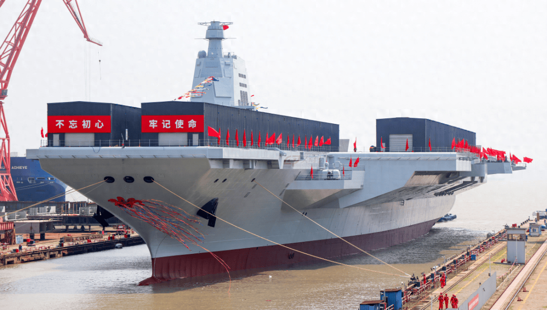 为福建号护航的竟是现代级,难道福建号要入列东海舰队?