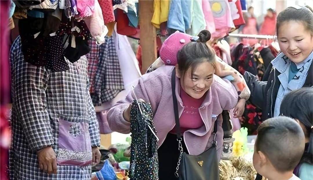 巴木玉布木:怀中女儿已离世,11年后才知自己走红,现靠