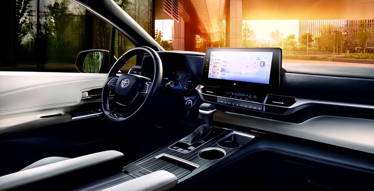 采用了丰田最新的家族式设计理念,还真的有点儿丰田子弹头(普瑞维亚)