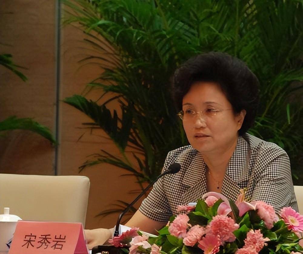 她是新中国第二位女省长,28岁正厅级,50岁主政青海,今仍在工作