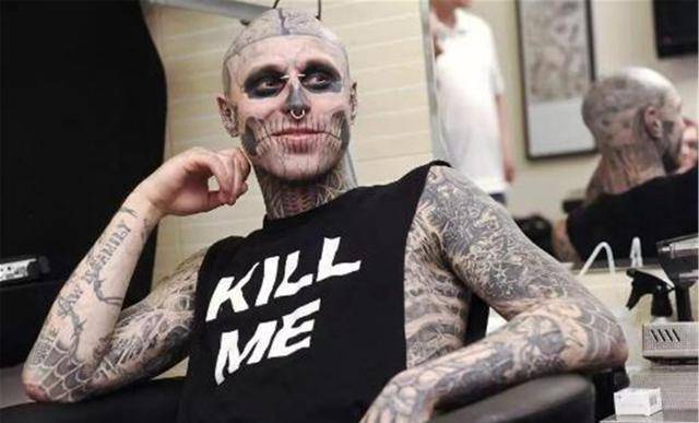 于是16岁的瑞克下定决心,干了一件大事,他在身上纹下了第一个纹身.