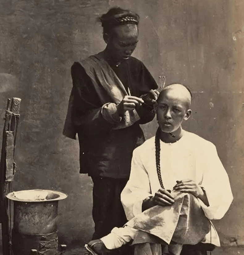 清朝皇帝是如何剃头的?理发师带刀工作,就不怕他们趁机行刺吗?