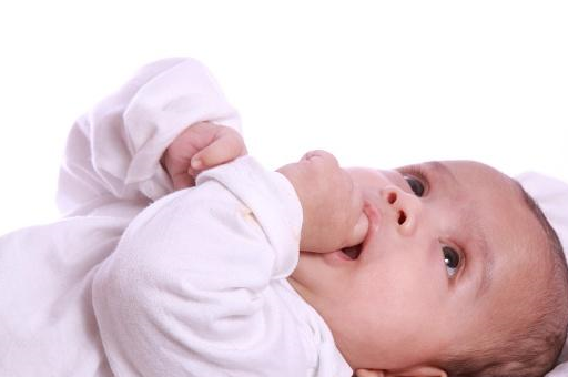 你如何看待婴儿吃手？很多宝妈都做错了！_手指_嘴巴_世界