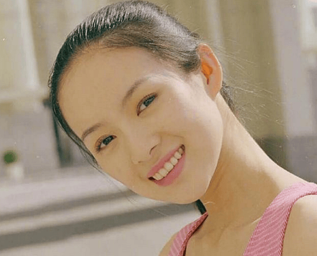 章子怡校园旧照被扒,清纯灵气少女好绝!无p过的双腿我