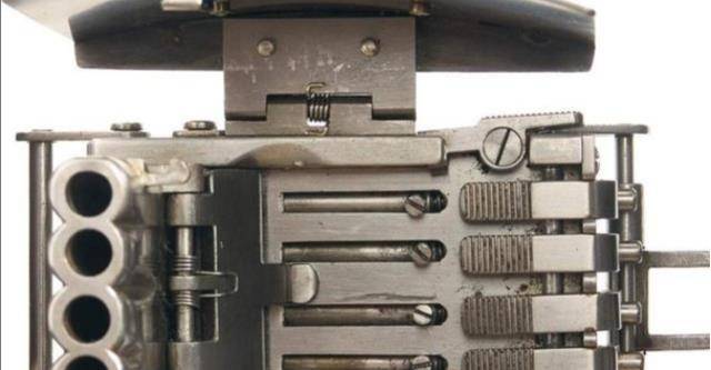 钢笔手枪,打火机手枪,微型手雷这类秘密武器,除了必要的武器装备以外