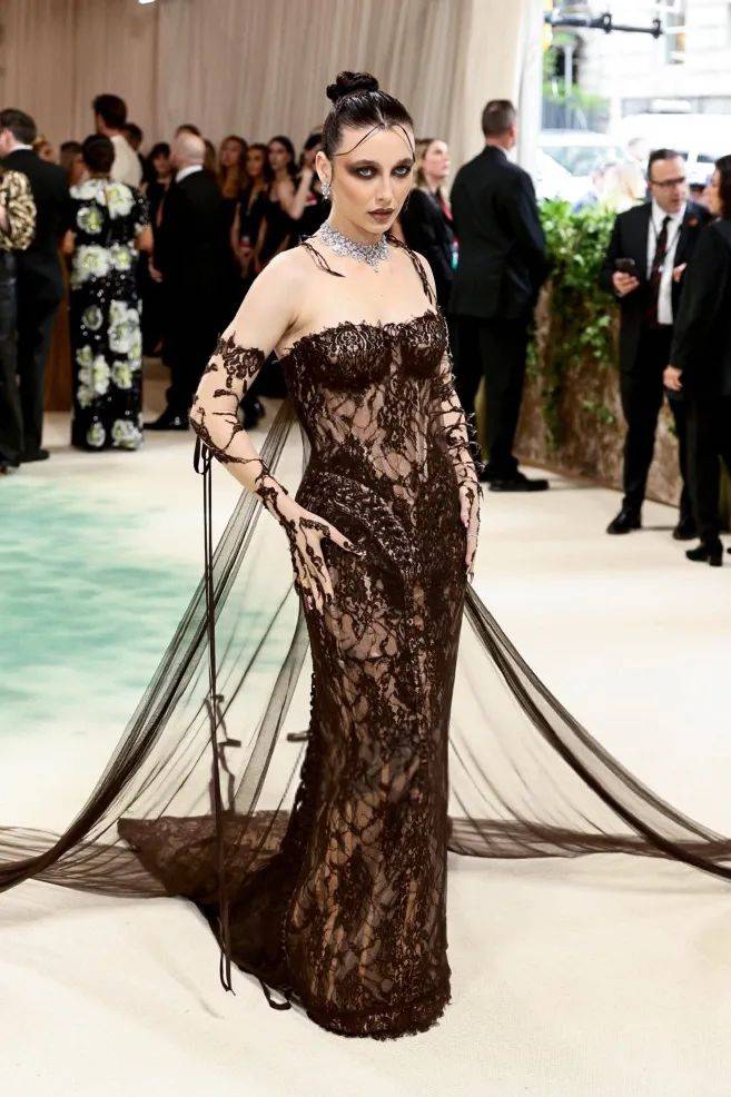 周受资夫妇走红毯很帅,邓文迪杨紫琼刘雯比美…今年met gala谁赢了?