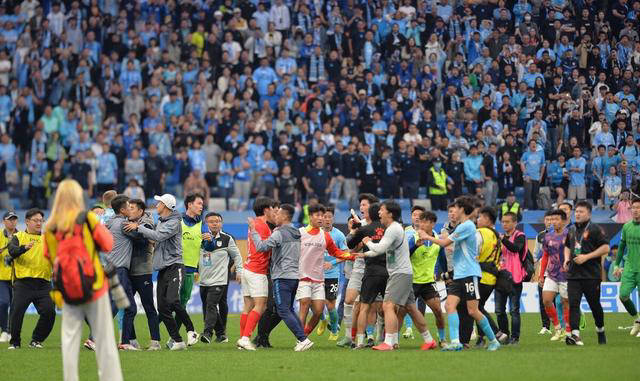 大连警方严厉打击不良球迷行为:投掷水果,纸杯者被拘留1周及禁赛1年