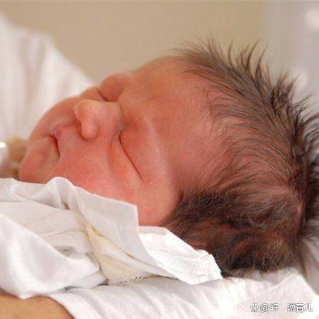 出生15天后，男宝宝经常吐奶怎么办？_问题_新生儿_姿势