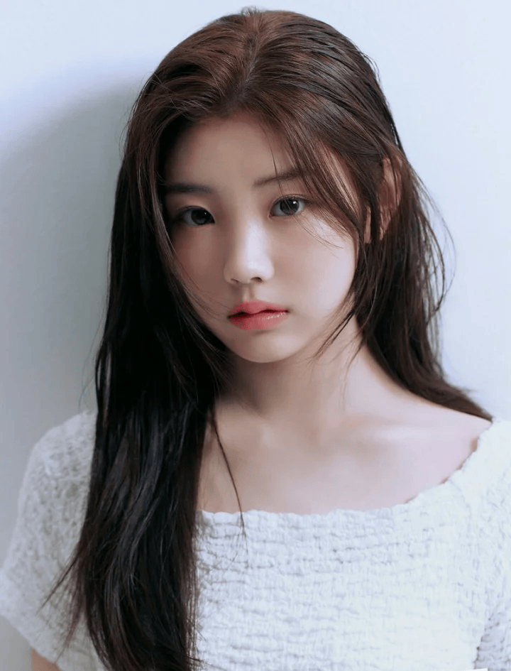 illit女团:出道mv 全团幼龄化极具争议