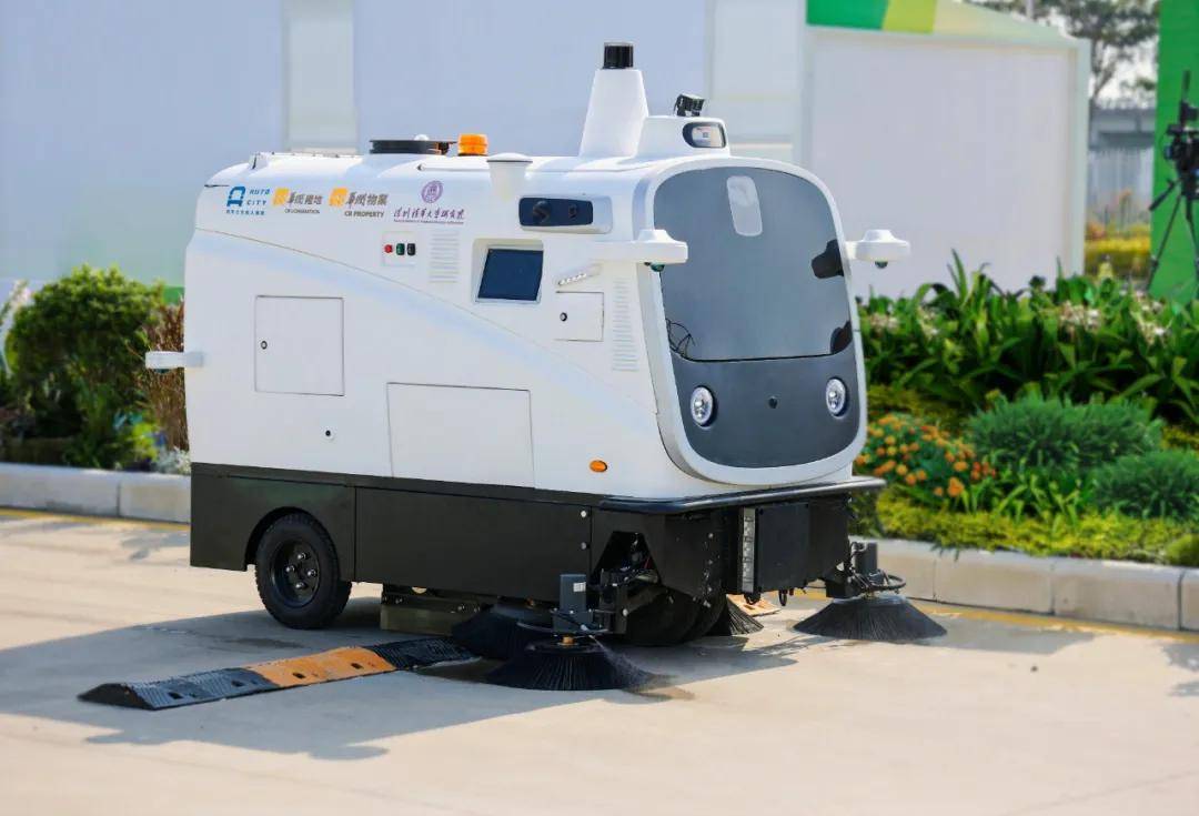 全港首架城市之光自动驾驶清扫车面世,华润隆地成为首家获发牌照公司