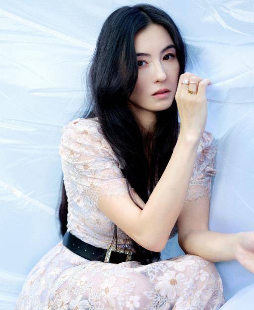 张柏芝二儿子整容式长大,五官像极了谢贤,难怪10亿遗产给张柏芝