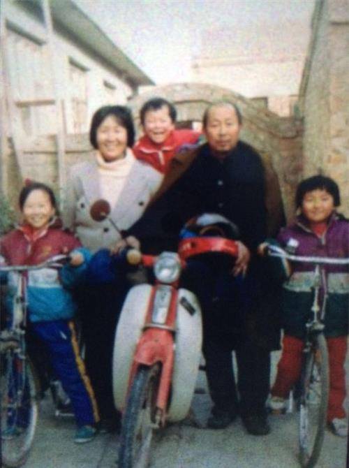 在河北省衡水市枣强县大营镇,宋家夫妇经营着一家400多平方米的染料