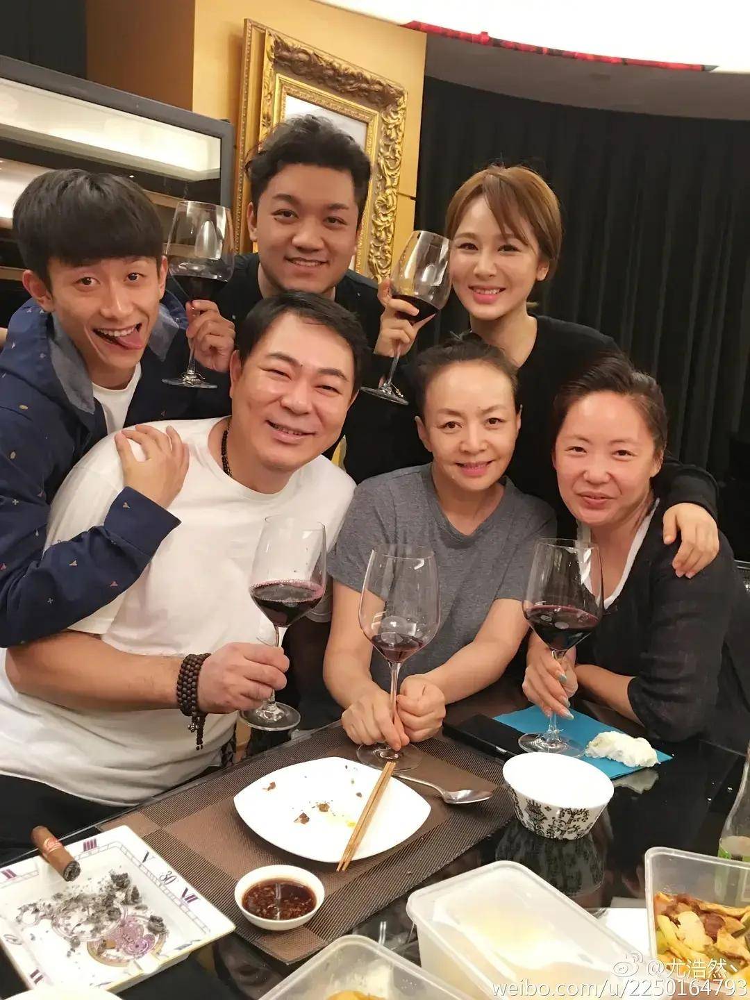 人前好爸爸,人后家暴,出轨,年轻女孩不断,高亚麟出事了