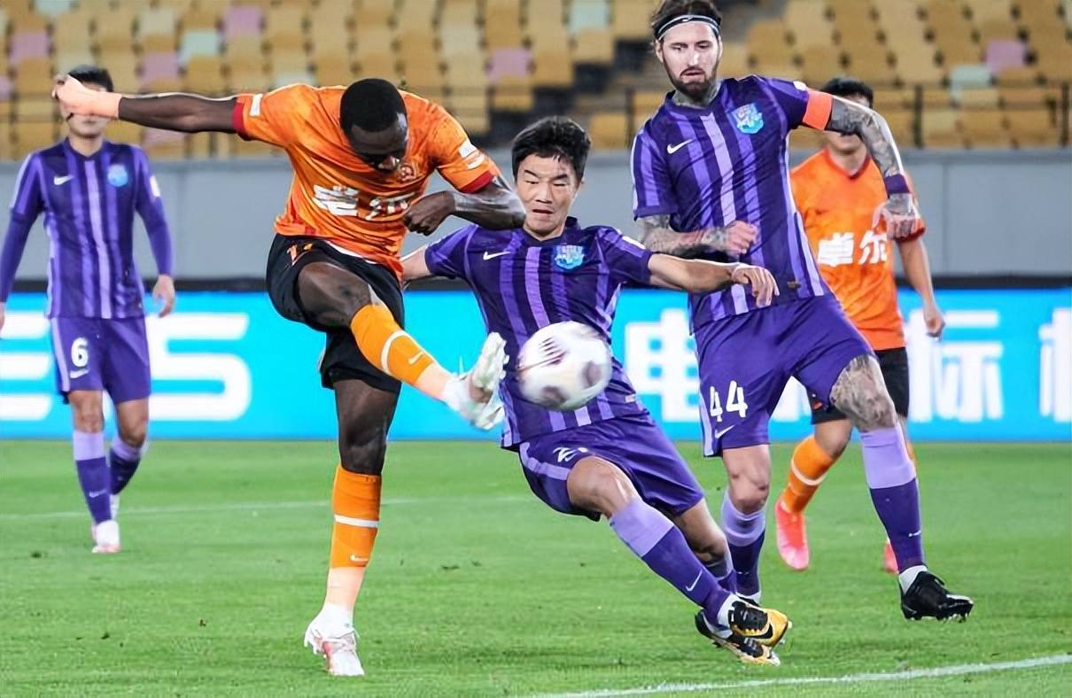 天津泰达时期给津门球迷带来了很多高光时期,尤其是阿里汉带队时期