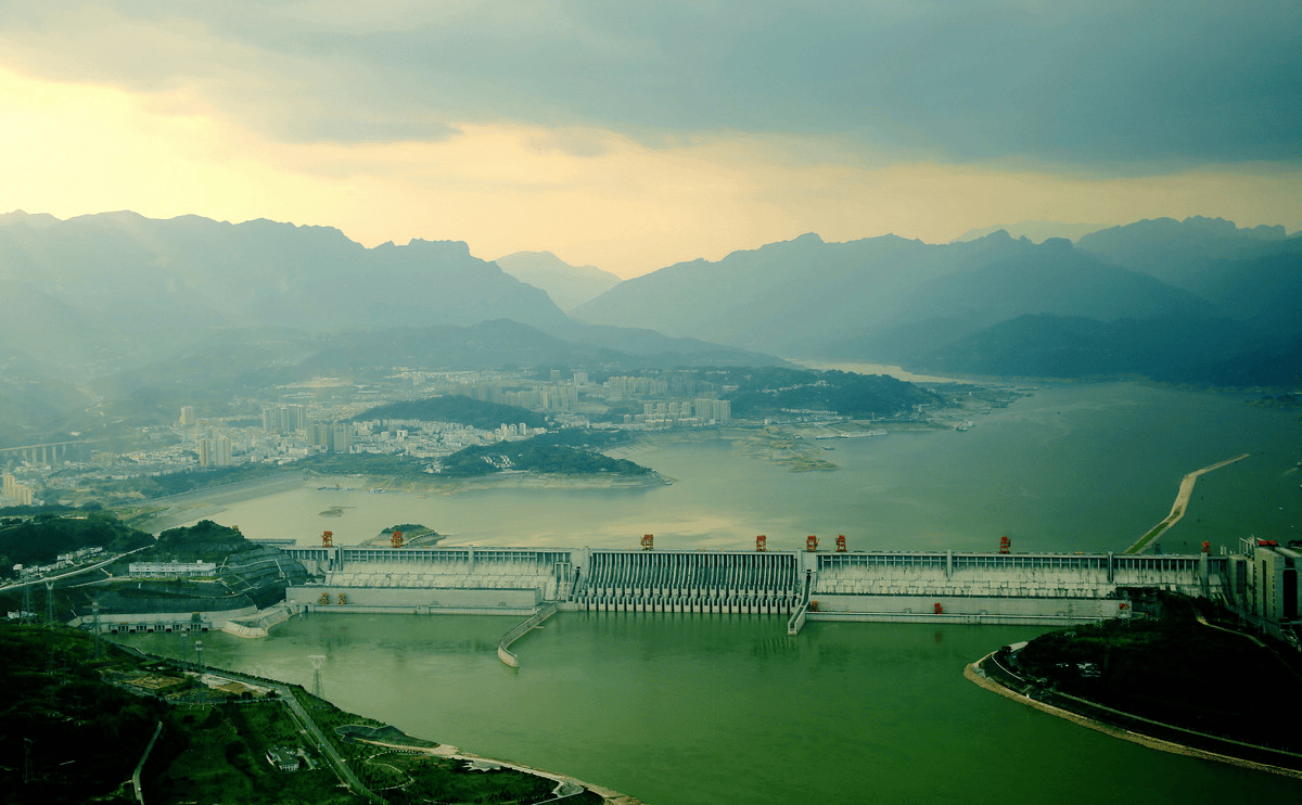 三峡大坝建成18年,当初投资的2500多亿回本了吗?寿命还有多久