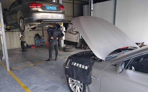 是洛阳一家大型修车店的修理工,这天下午,店里来了辆宝马车,小蔡一眼