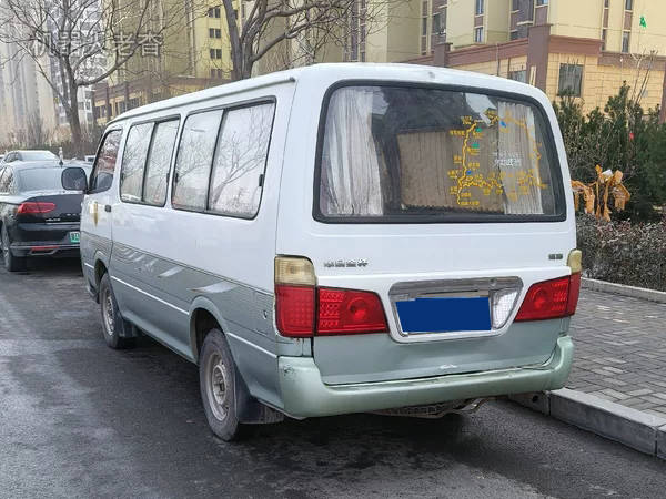 这是一台金杯海狮,汽油2.0l排量,手动5挡,4门4排9座,长轴低顶车型.