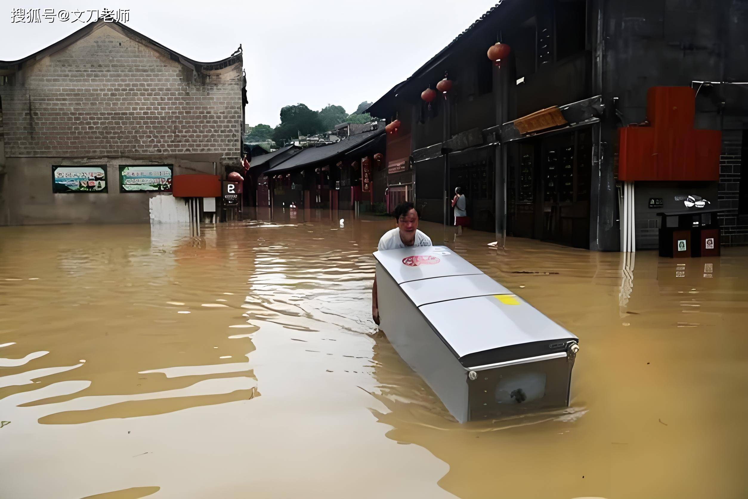 冰箱船?广西南宁:强降雨致18人被困,消防救援人员紧急疏散转移