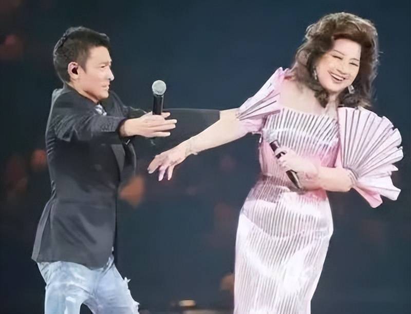 传奇歌后徐小凤:央视为她破例,周润发刘德华跪拜致敬,如今怎么样了