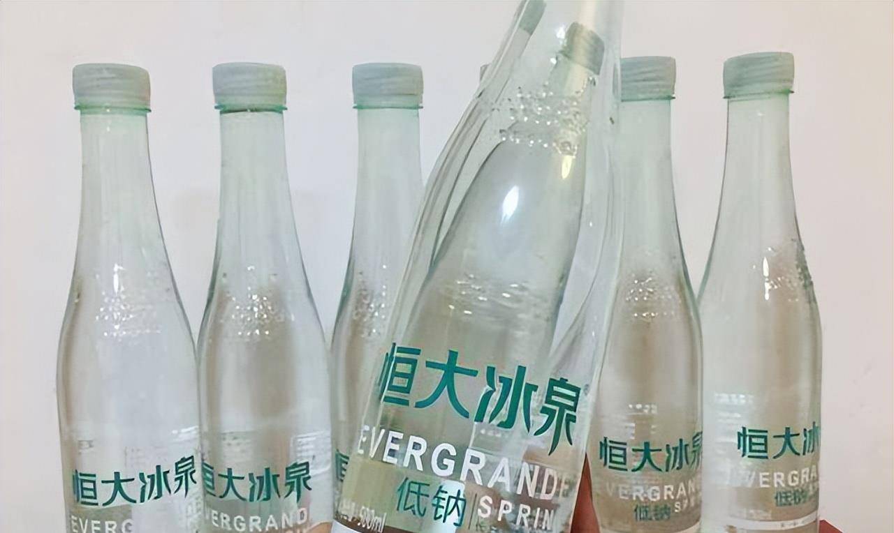 恒大冰泉刚刚进入市场的时候,主打的是高端品牌,面对的是所谓的高端