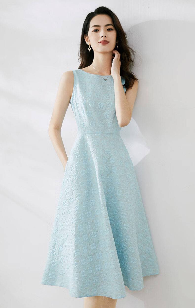 夏季流行淑女风,这条浮雕连衣裙十分惊艳,显瘦的同时气质出众